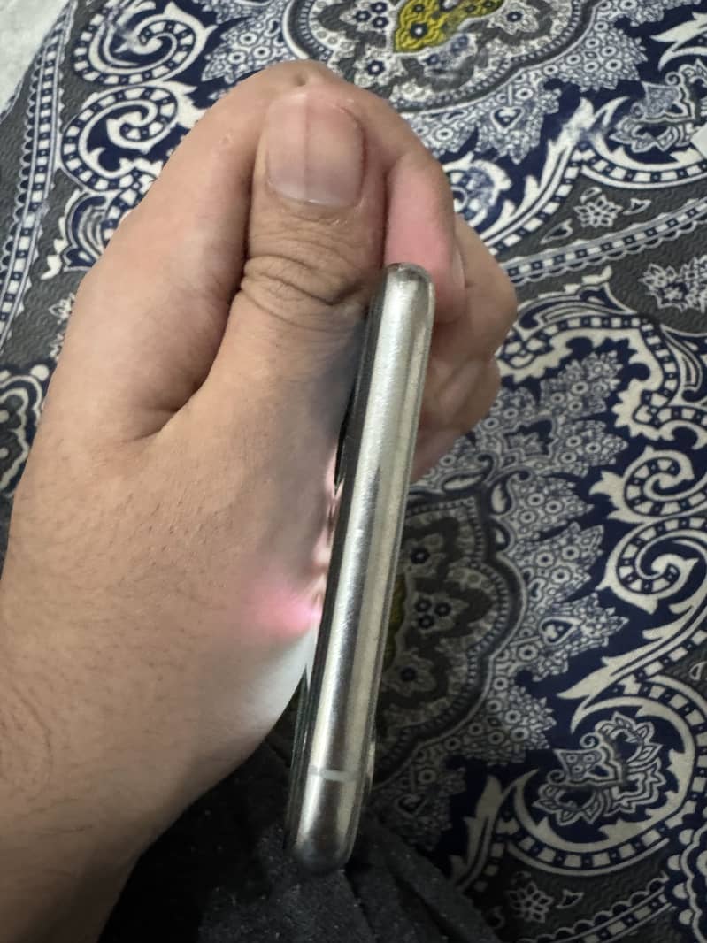 Apple iPhone XS Max 3