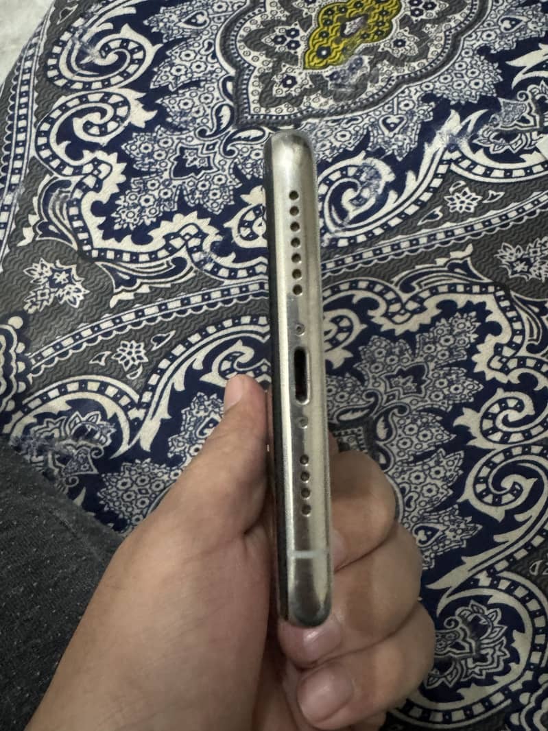 Apple iPhone XS Max 4