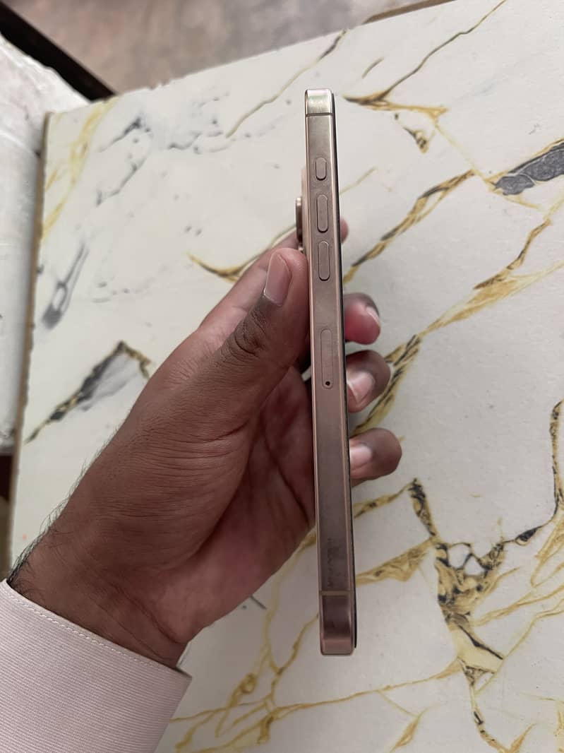 Apple iPhone 16 Pro Max 4