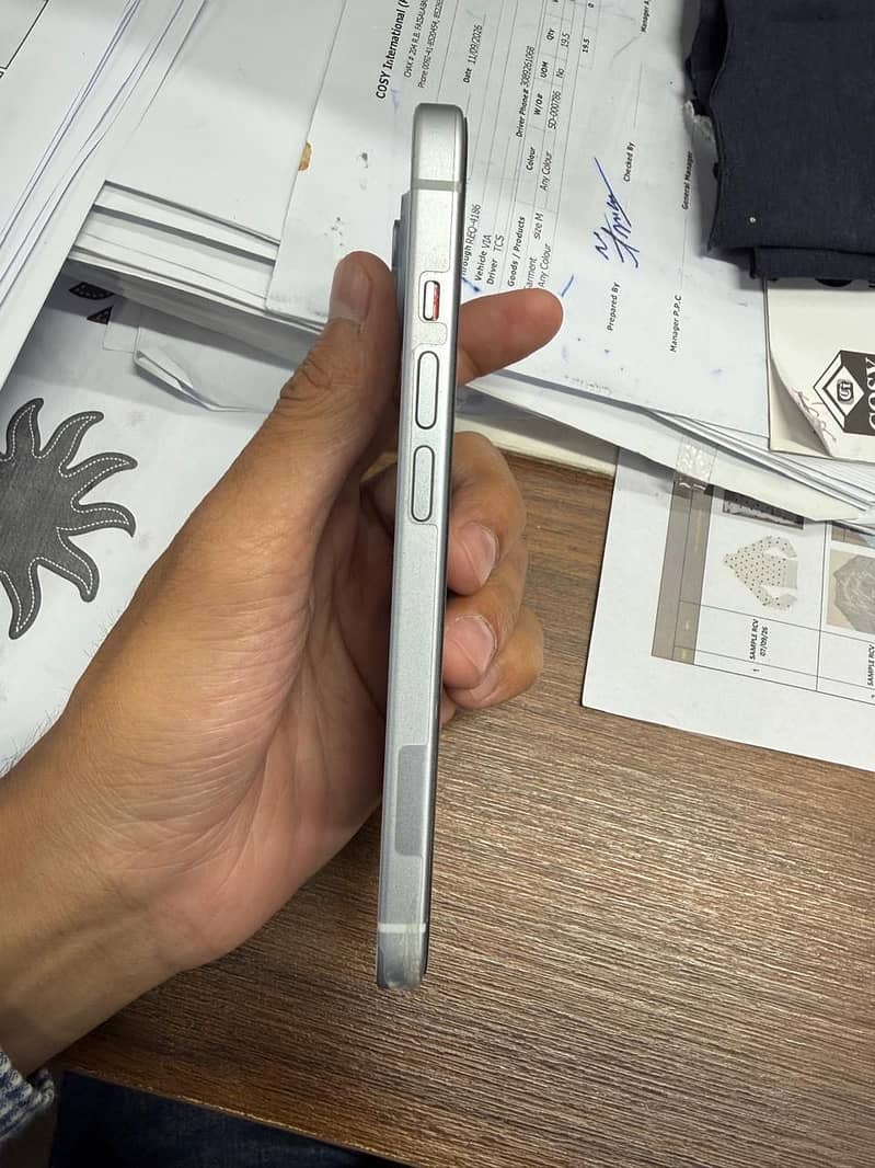 Apple iPhone 15 4