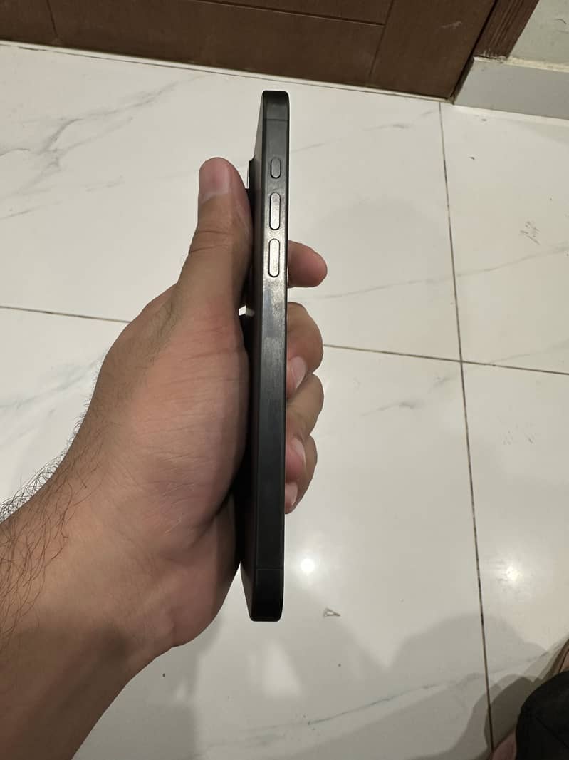 Apple iPhone 15 Pro Max 4