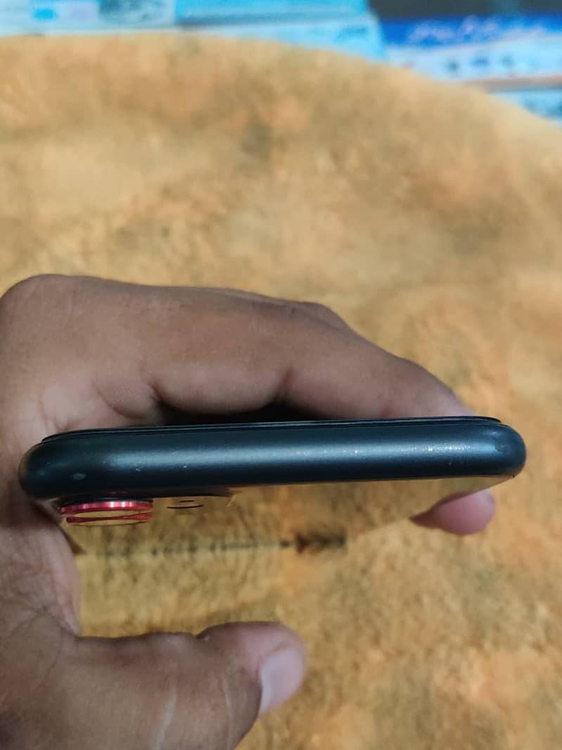 Apple iPhone 11 4