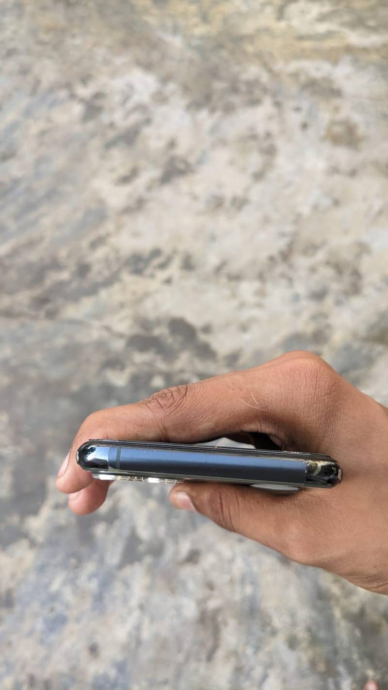 Apple iPhone 11 Pro Max 2