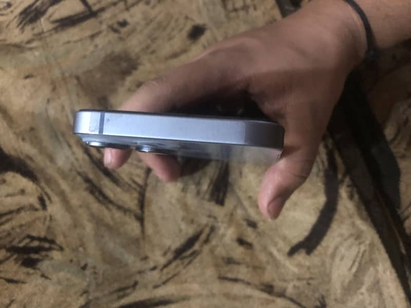 Apple iPhone 14 4