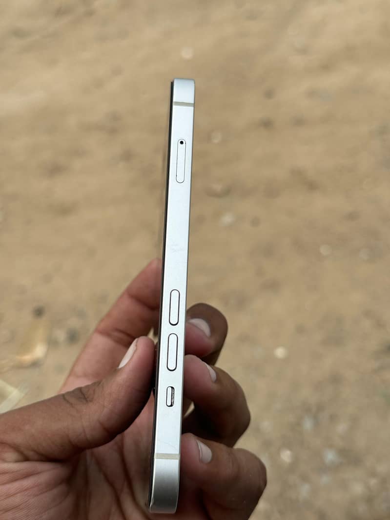Apple iPhone 13 5