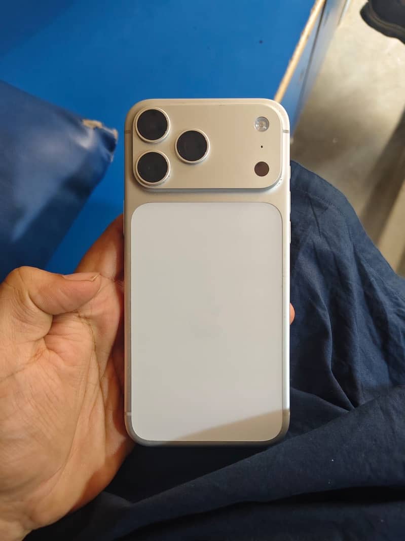 Apple iPhone 17 Pro Max 4