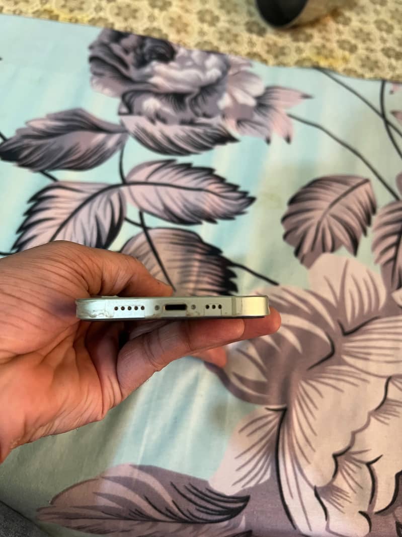 Apple iPhone 12 4