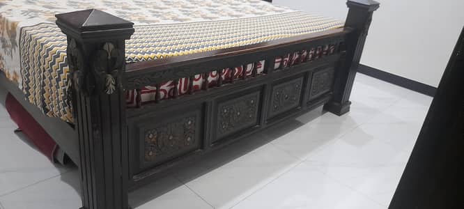 King size bed with 2 side tables and 1 dressing table