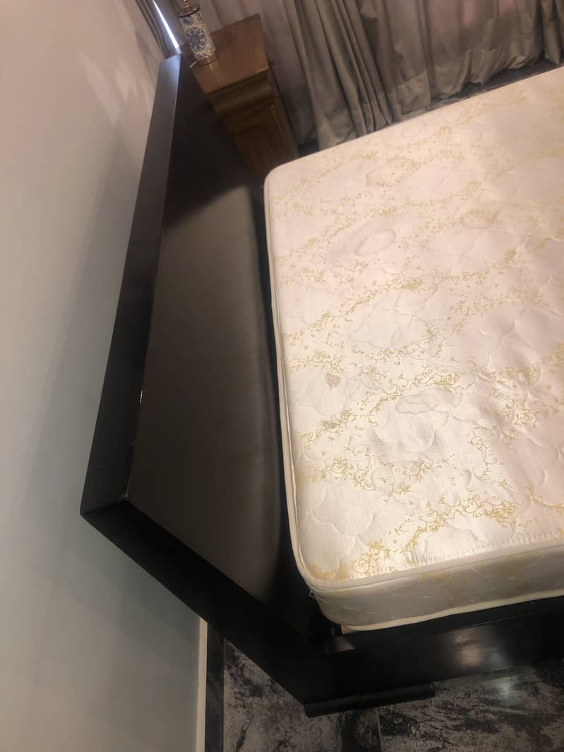Used Queen size bed 4