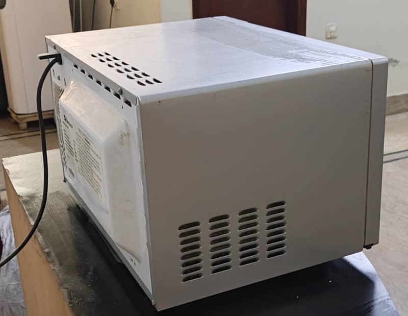good condition fully functional microwave 1
