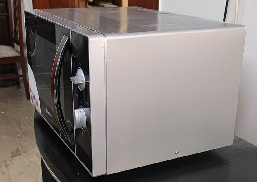 good condition fully functional microwave 2