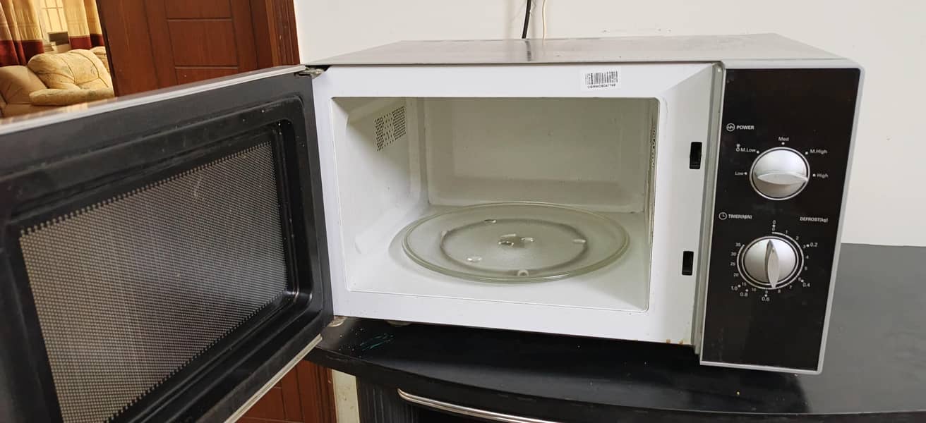 good condition fully functional microwave 3