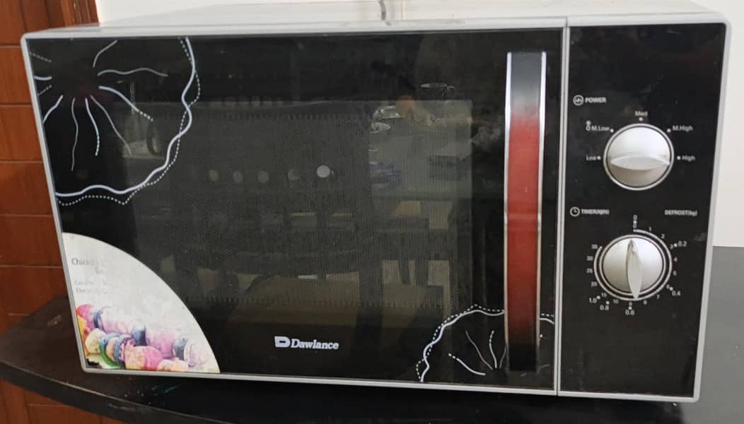 good condition fully functional microwave 4