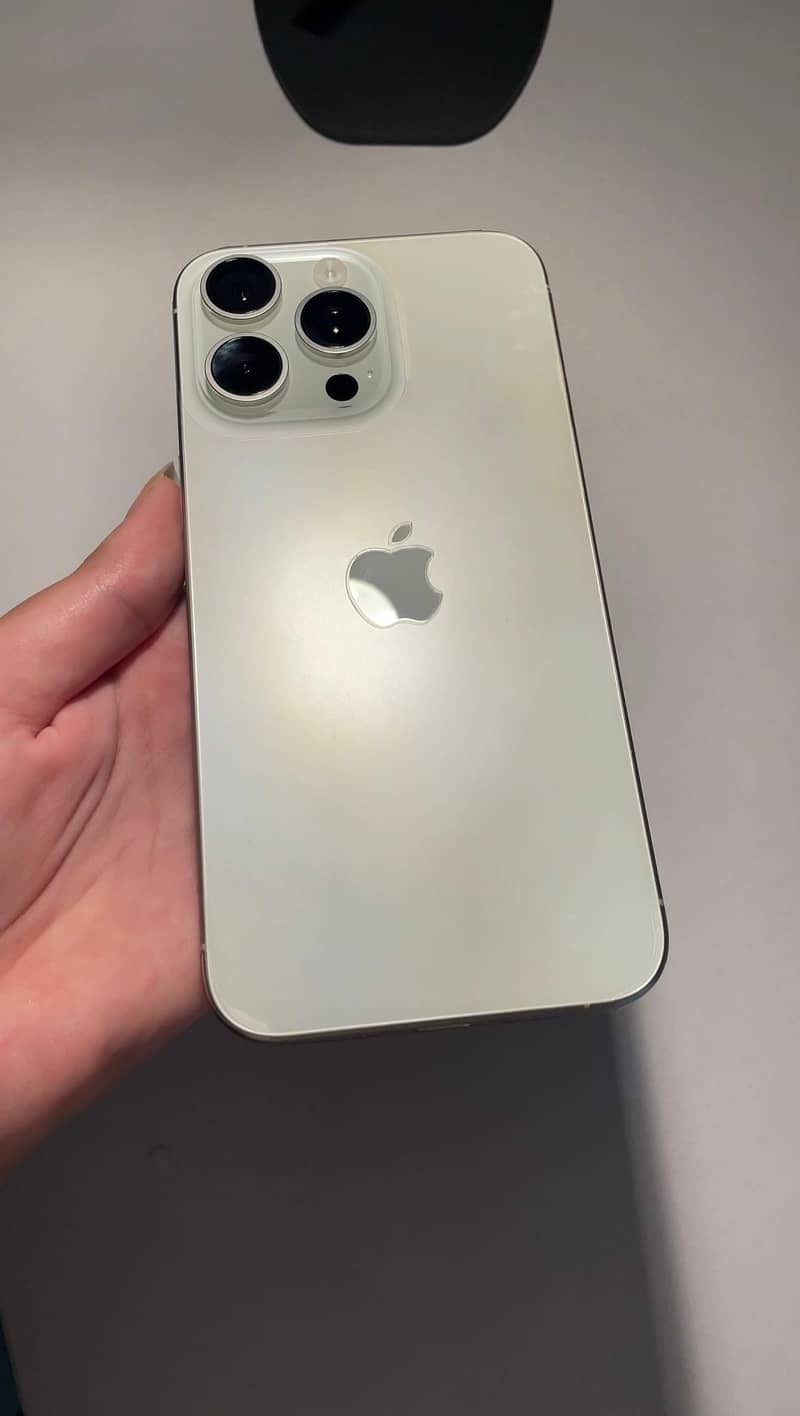 Apple iPhone 15 Pro Max JV 5