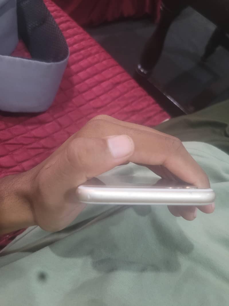 Apple iPhone 6S 4