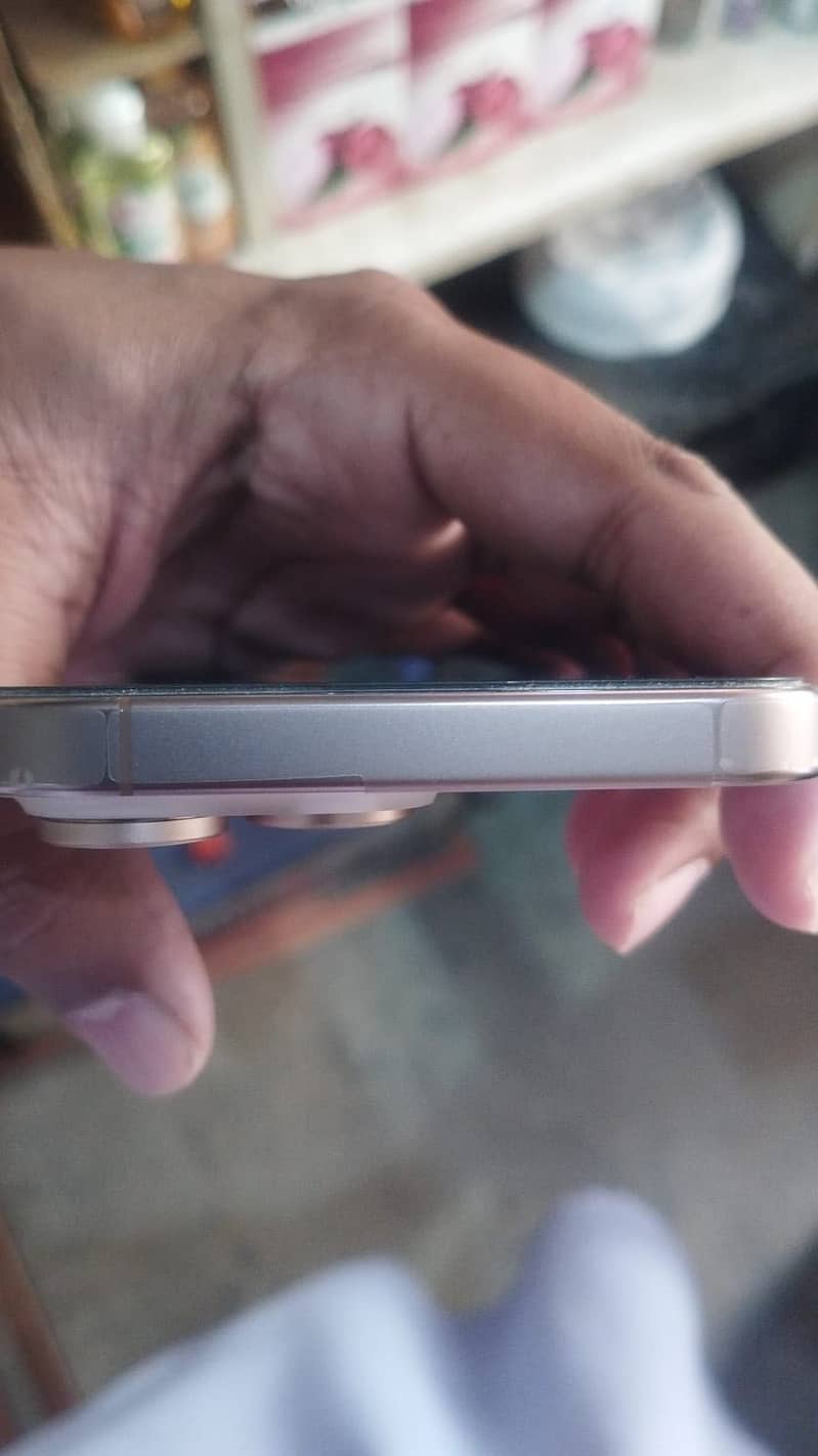 Apple iPhone 16 Pro Max 4