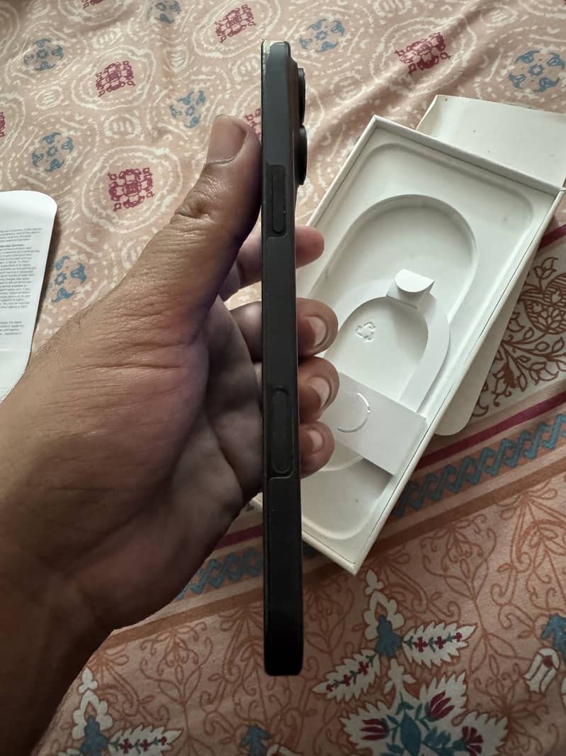 Apple iPhone 16 Pro Max 4
