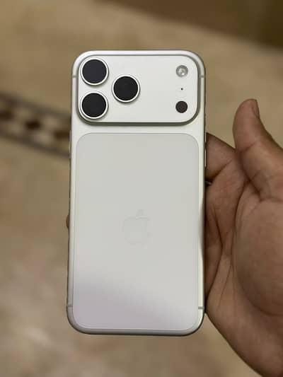 Apple iPhone 17 Pro Max Health 100