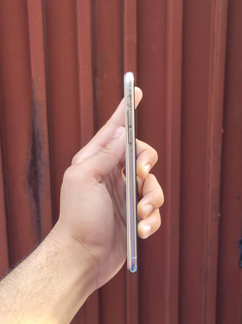Apple iPhone 11 Pro Max 4