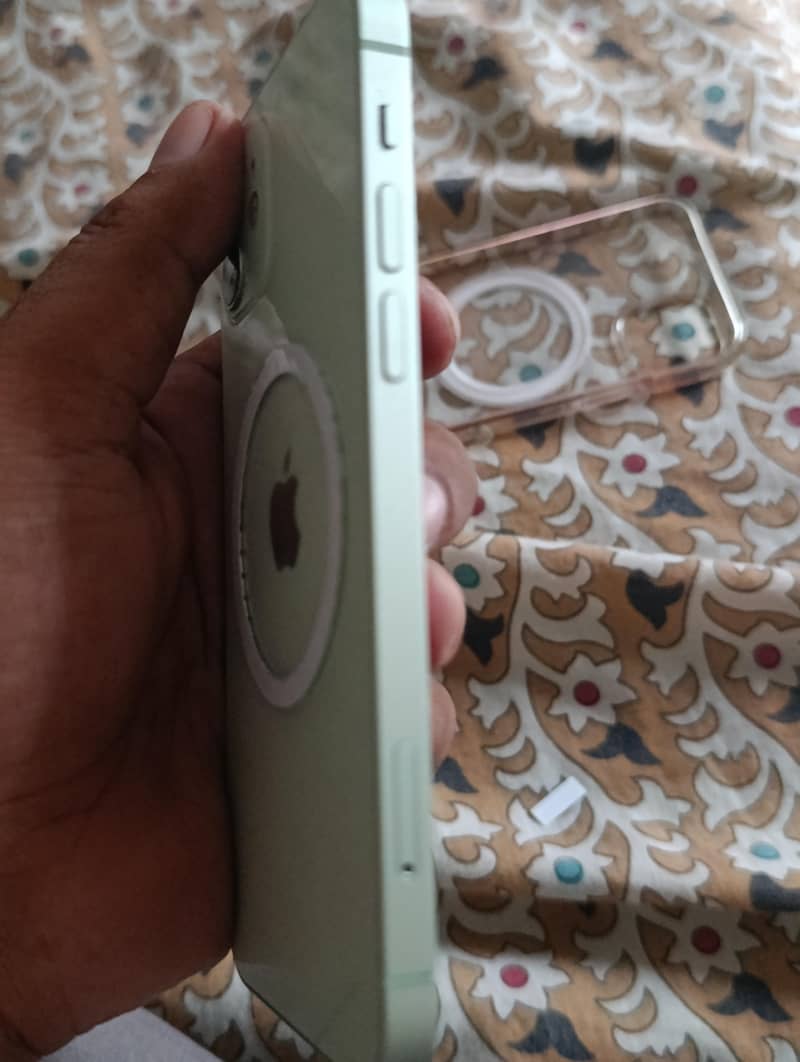 Apple iPhone 12 4