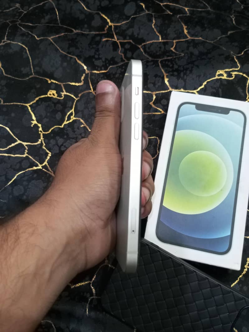 Apple iPhone 12 4