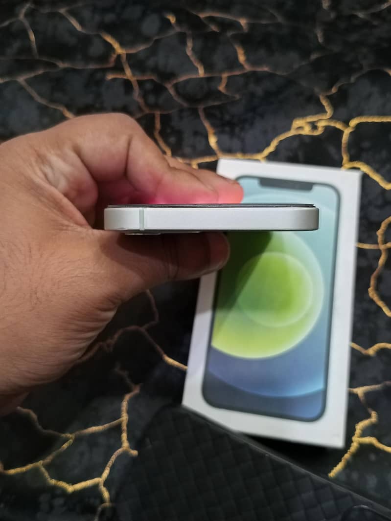 Apple iPhone 12 6