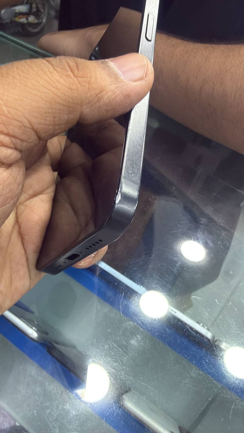 Apple iPhone 16e 1