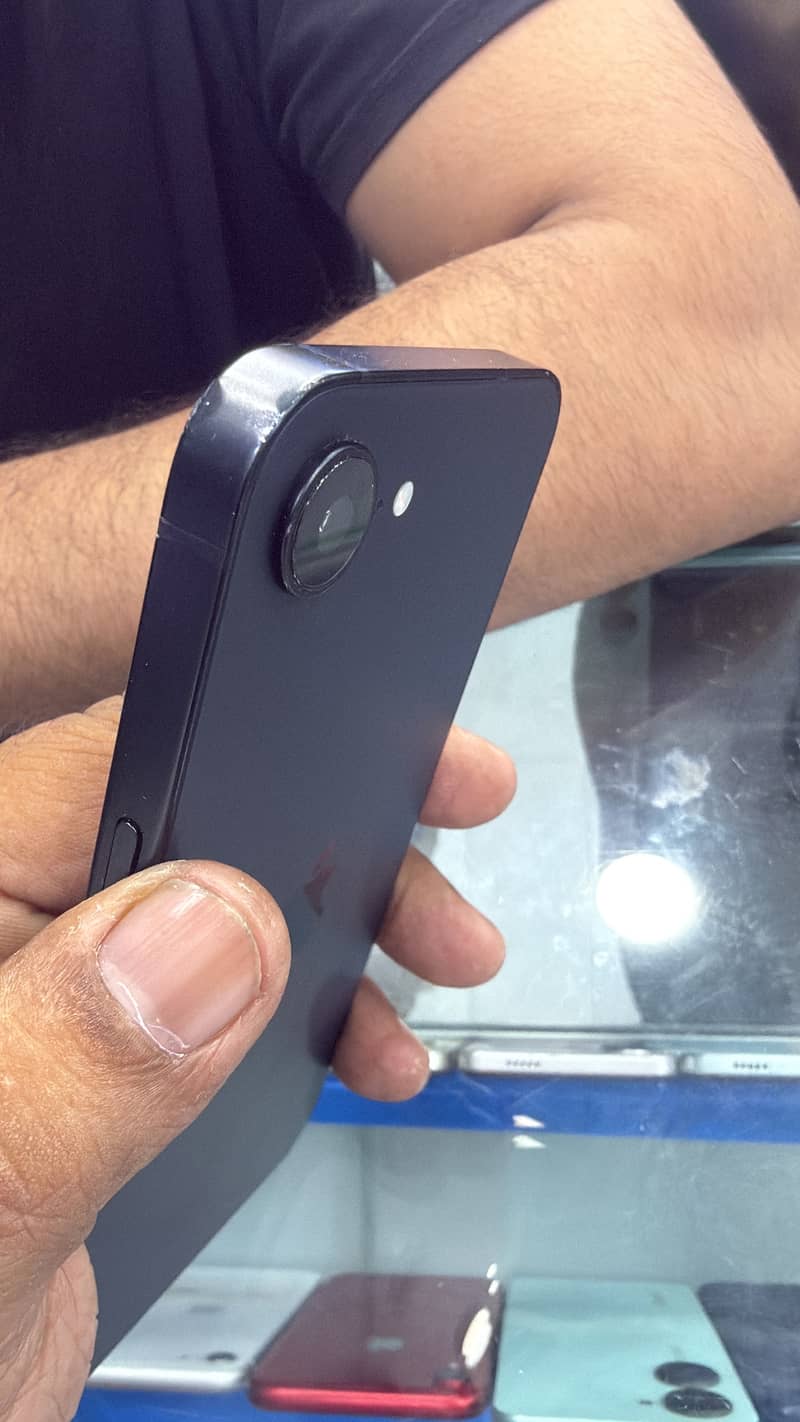 Apple iPhone 16e 2