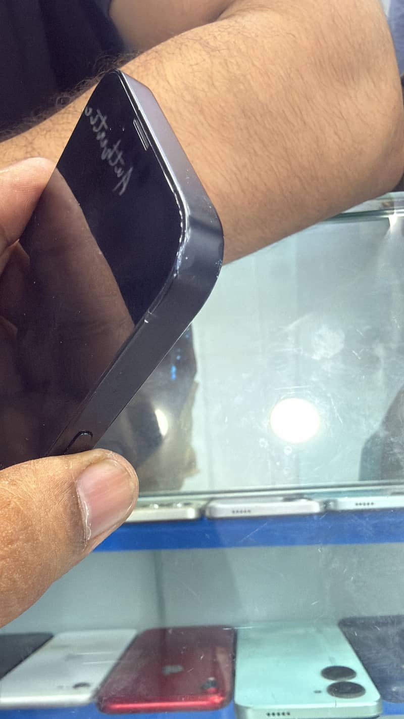 Apple iPhone 16e 3