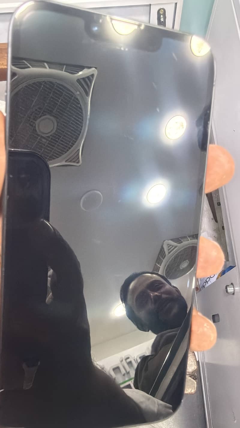 Apple iPhone 16e 4