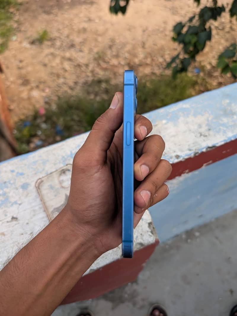 Apple iPhone 13 2