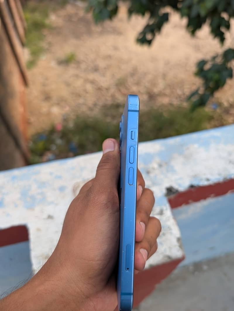 Apple iPhone 13 5