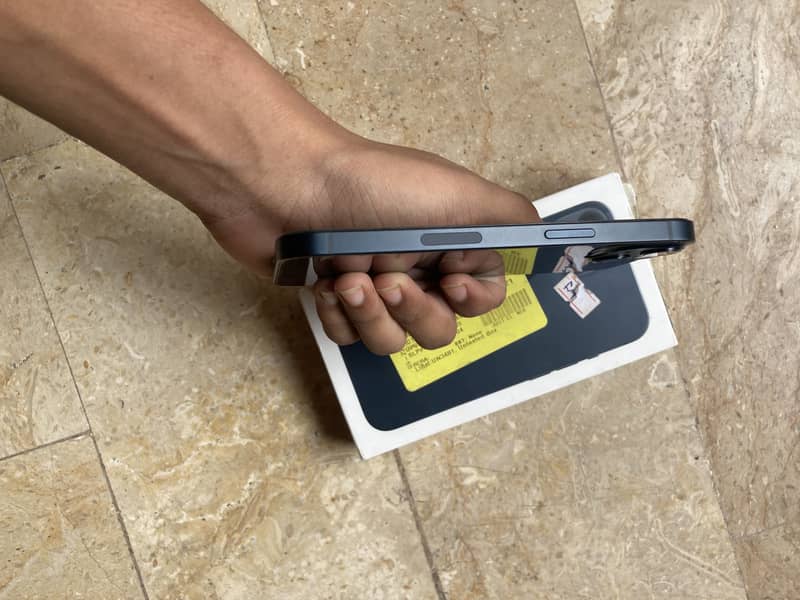 Apple iPhone 13 2