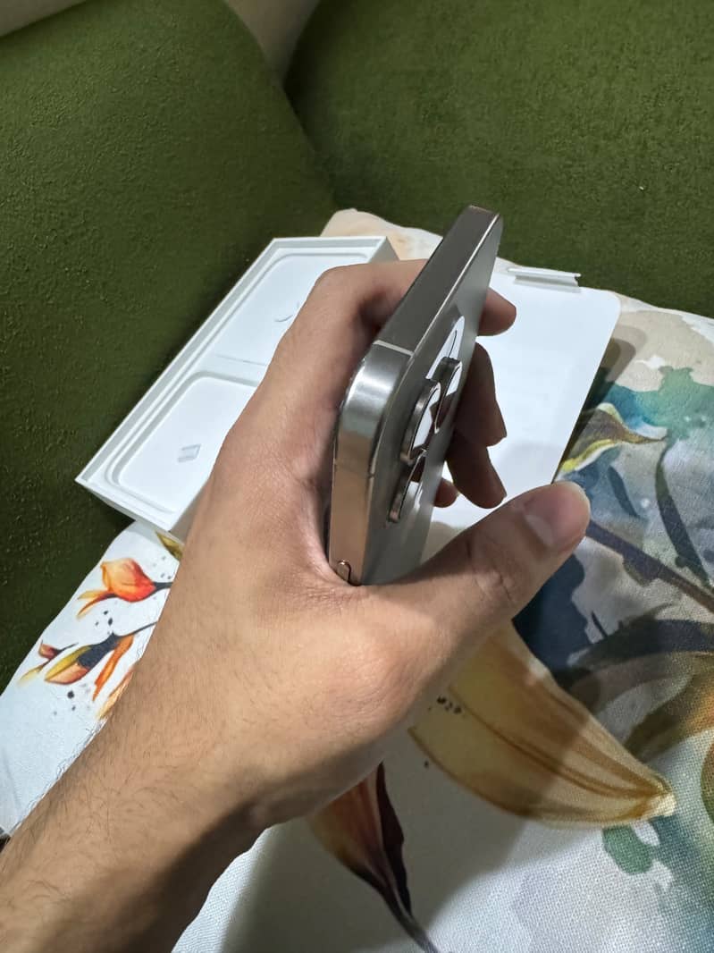 Apple iPhone 15 Pro Max 9