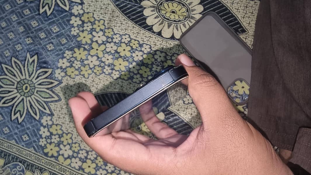 Apple iPhone 14 JV 3
