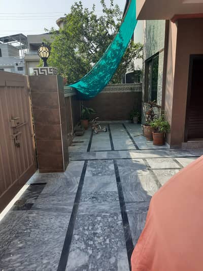 10 MARLA FACING PARK DOUBLE STOREY HOUSE FOR SALE