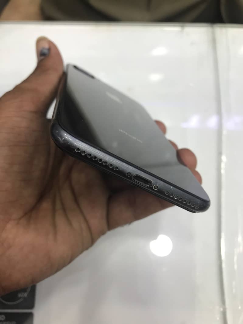 Apple iPhone 8 Plus 1