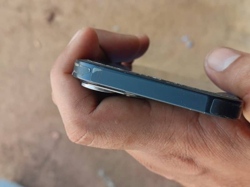 Apple iPhone 13 5
