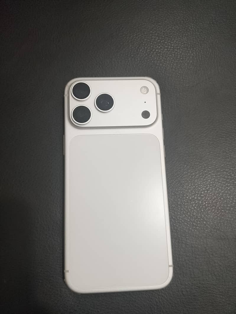 Apple iPhone 17 Pro Max silver titanium 0
