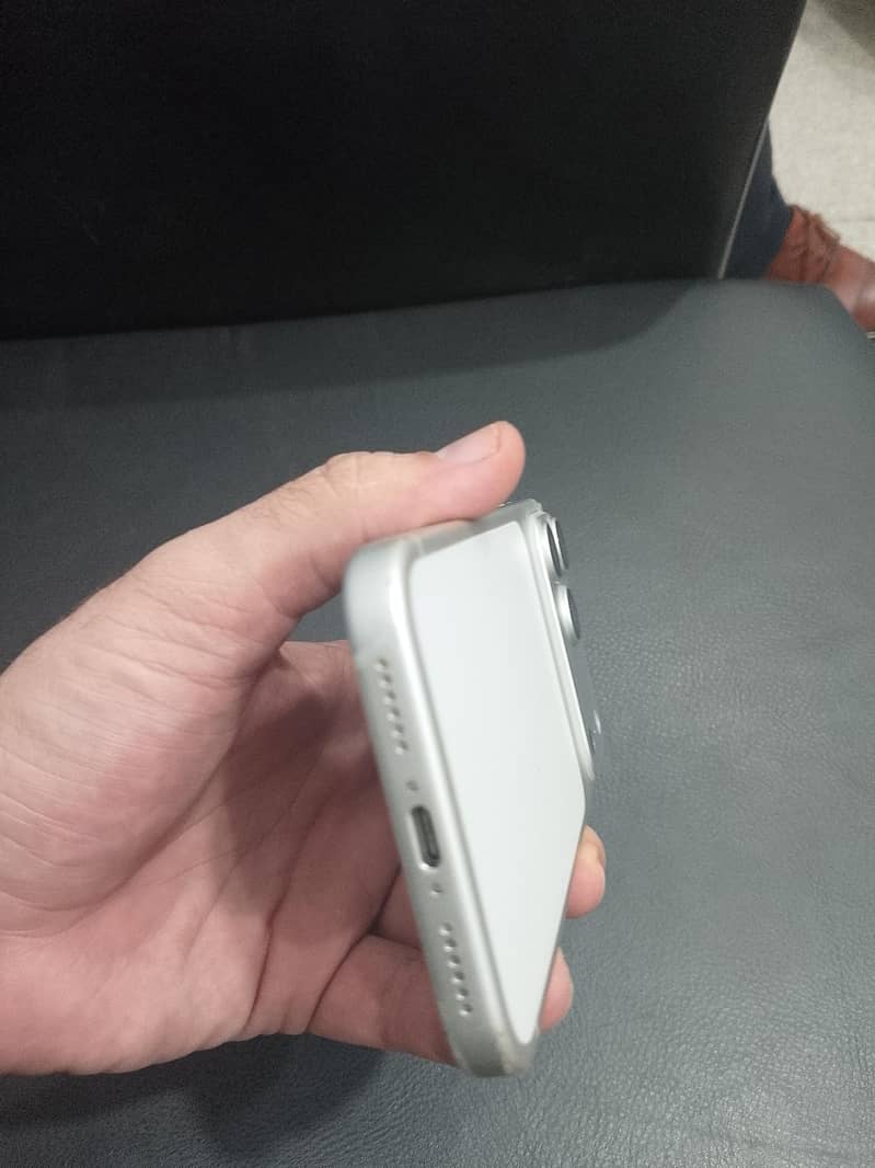Apple iPhone 17 Pro Max silver titanium 4