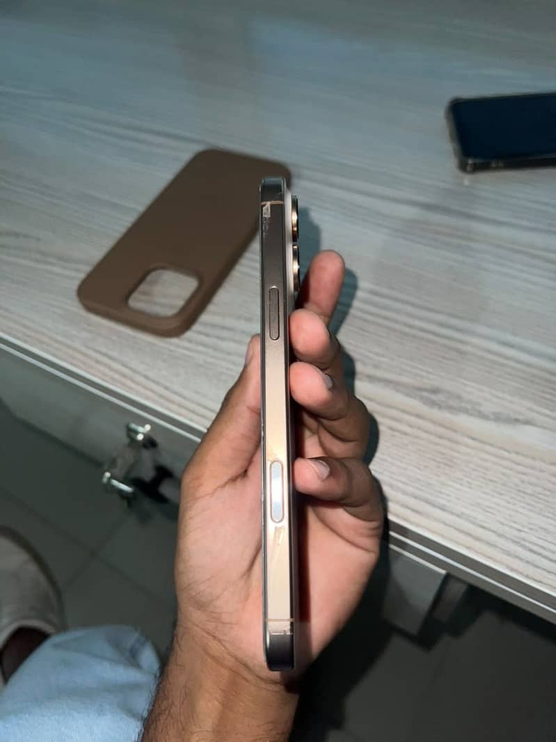 Apple iPhone 16 Pro Max 5