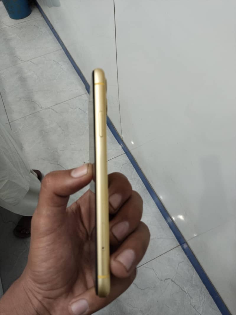 Apple iPhone 11 4