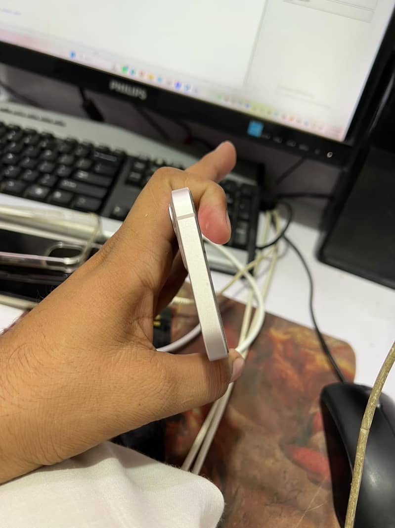 Apple iPhone 13 4