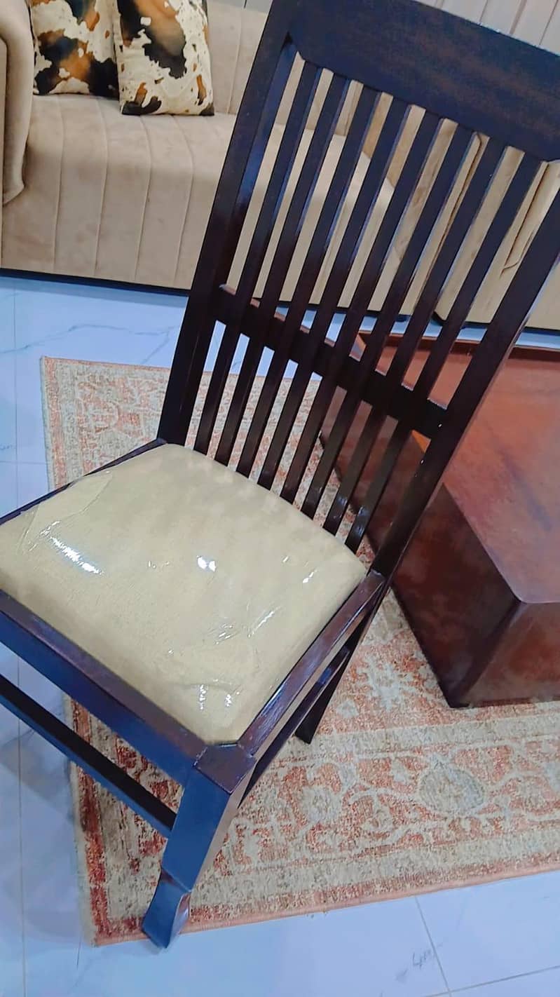 Solid Wood 6-Seater Dining Table Set – Excellent Condition 4