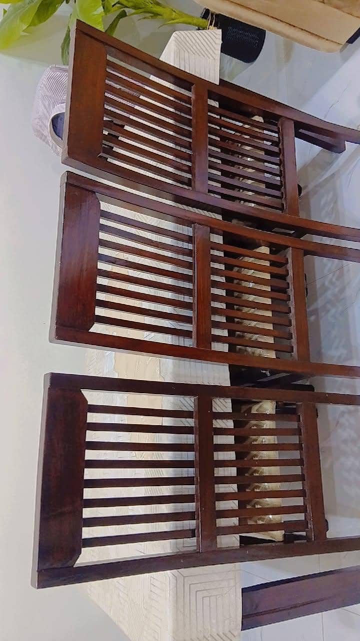 Solid Wood 6-Seater Dining Table Set – Excellent Condition 7