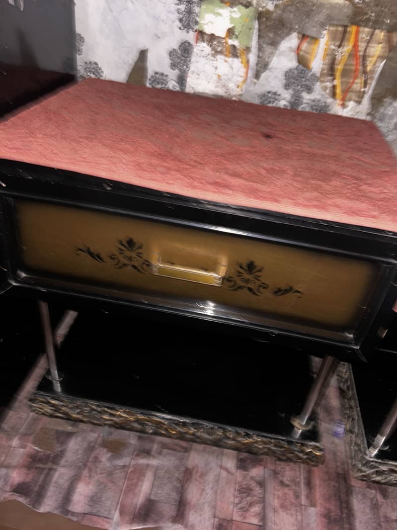 Bed with 2 side table and dressing table 3