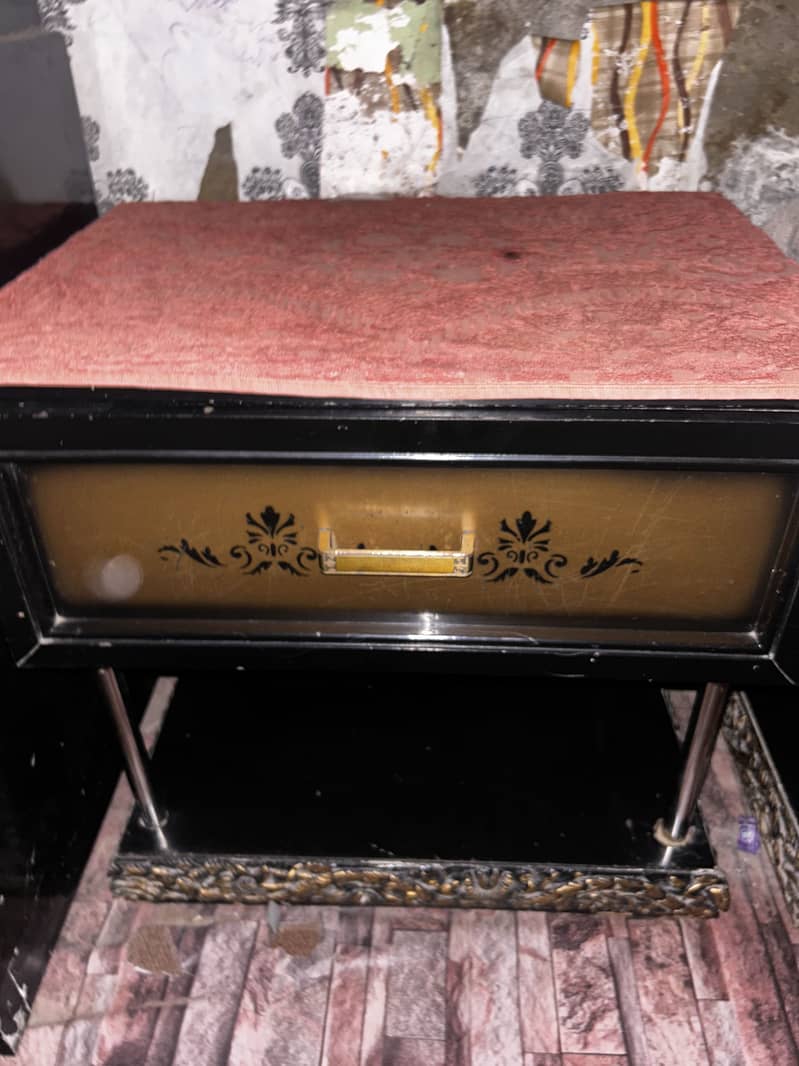 Bed with 2 side table and dressing table 5