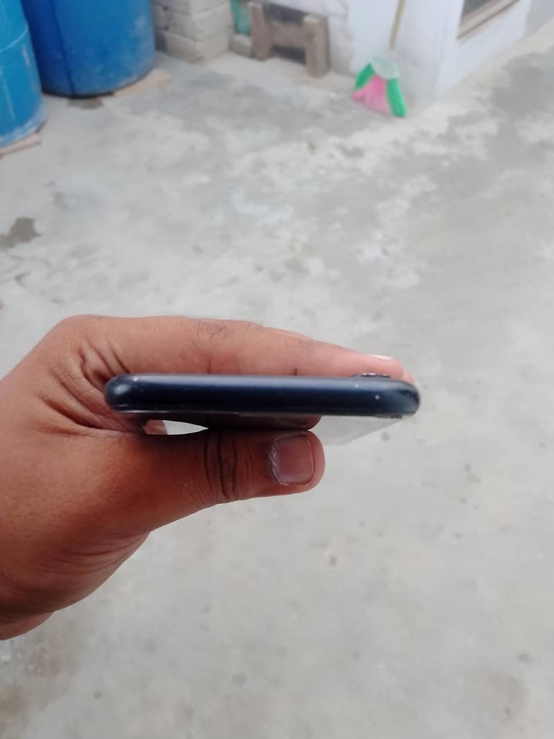 Apple iPhone XR 4