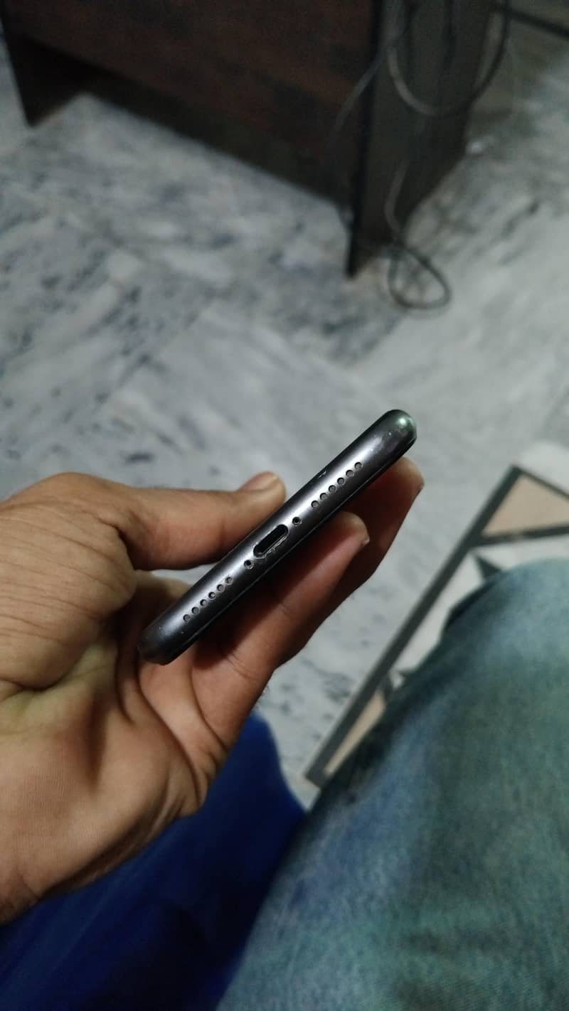 Apple iPhone 11 4