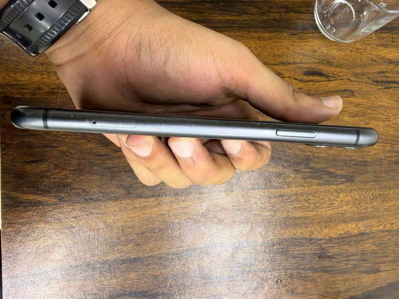 Apple iPhone 11 4